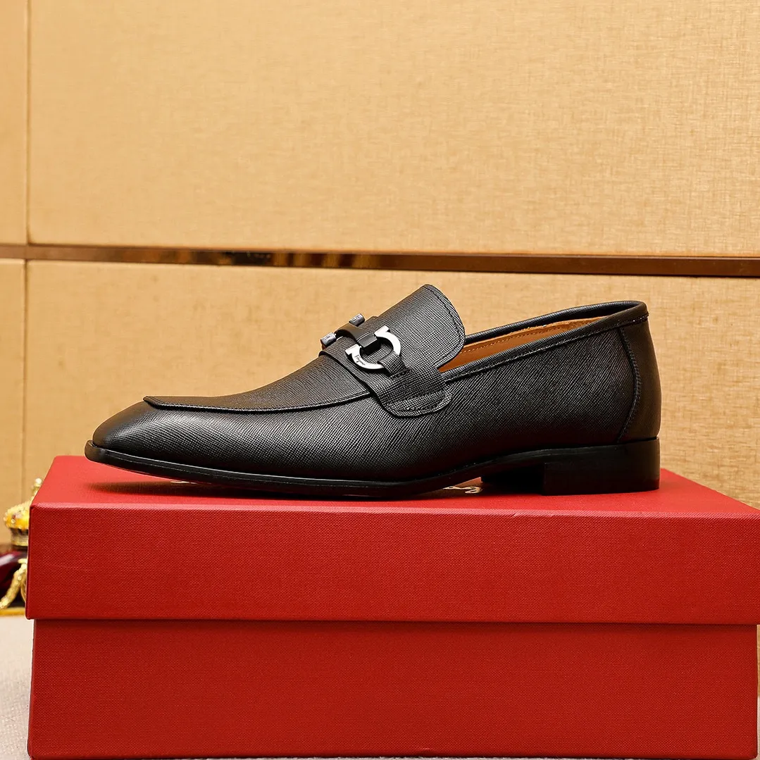 Men's shoes 💰442 💐 Product trademark: Ferragamo "Ferragamo" casual leather shoes Regular size: 38-44 (45.46🉑️customized) Product materials: Selected imported first-layer cross-grain cowhide upper + original hardware buckle, imported water-dyed cow leather lining. Strong three-dimensional visual effect, combined outsole Color: 1⃣️color optional